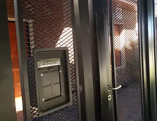 Reja y puerta con pintura en polvo